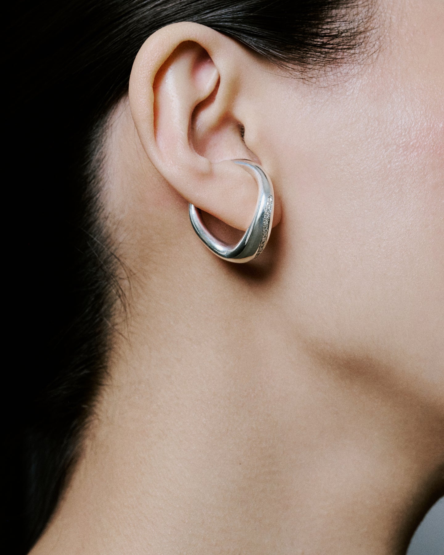 CURVY SILVER DIAMONDS EAR CUFF