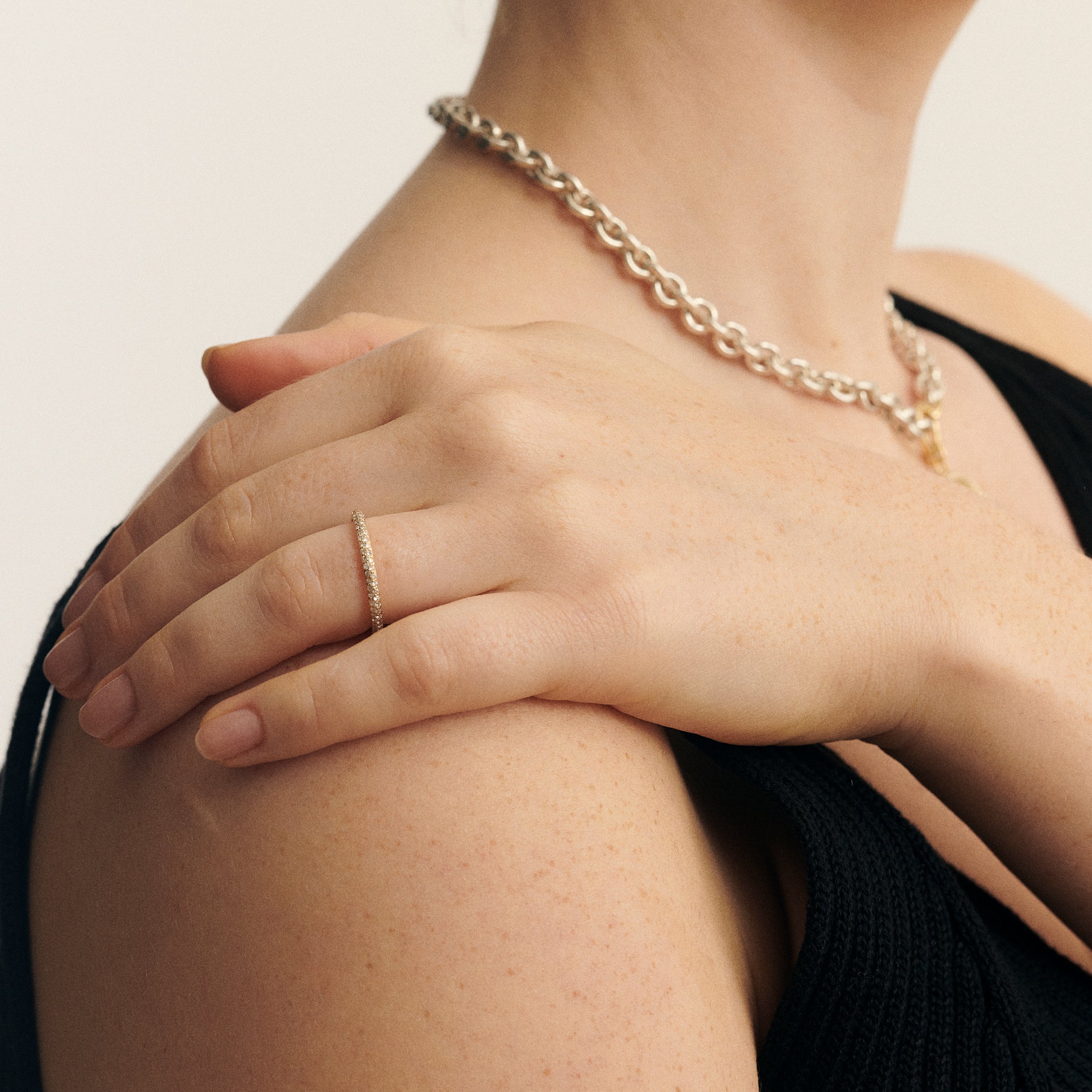 ROUND RING PAVÉ DIAMONDS