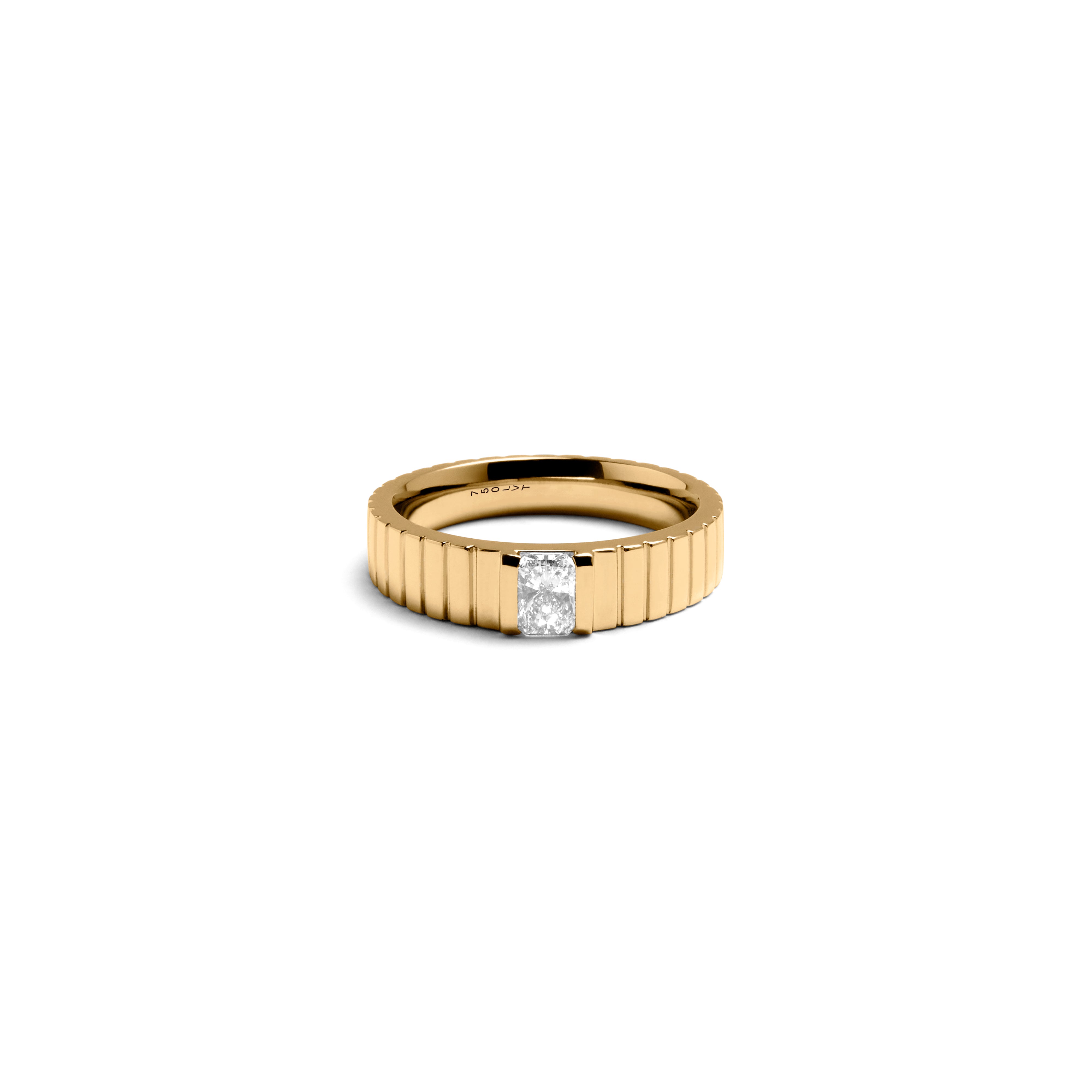 SIGNET STRUCTURED RING RADIANT CUT