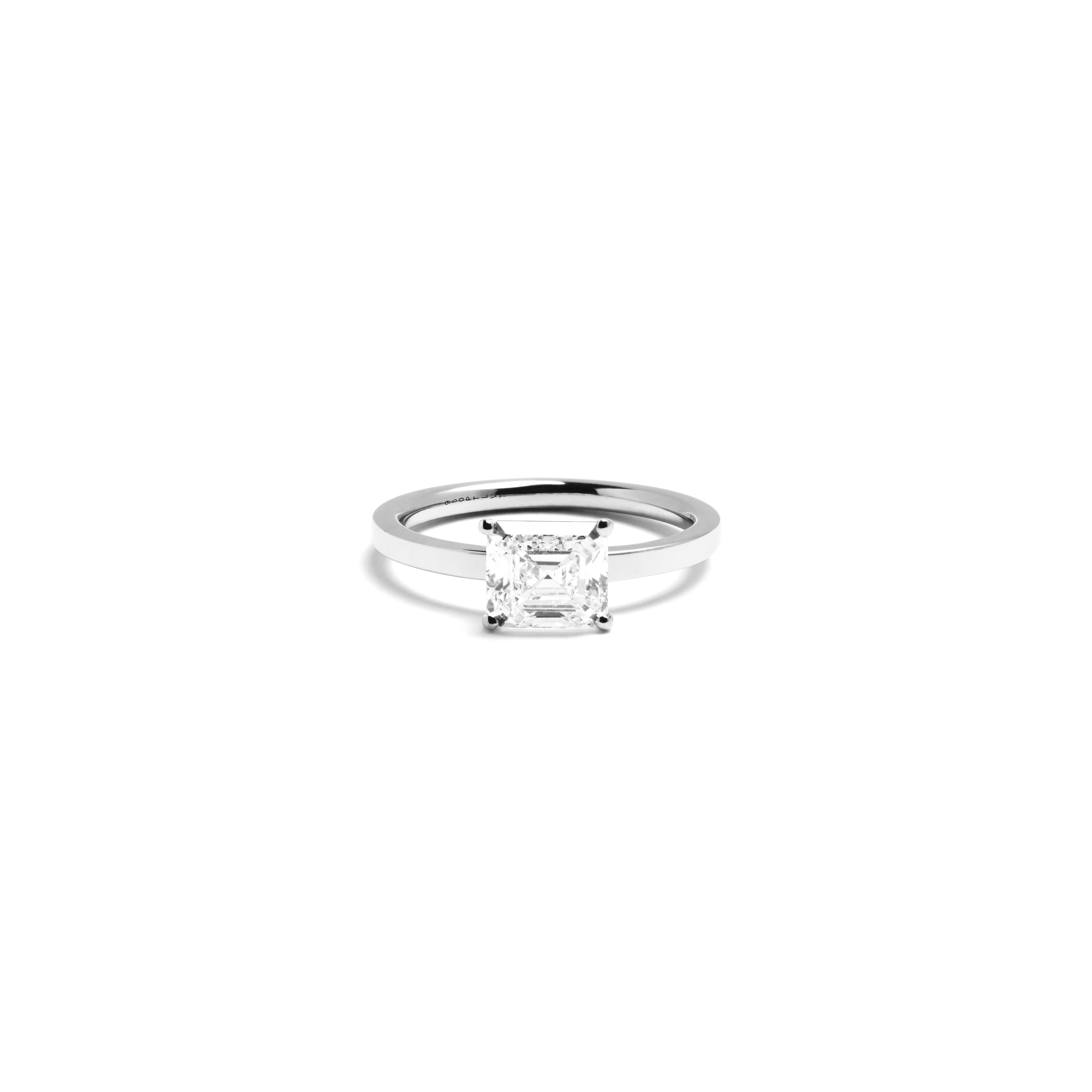 ASSCHER CUT SLIM RING
