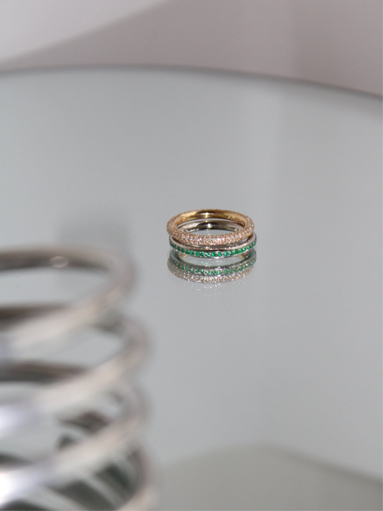 STACK ROUND RING TWO PAVÉ DIAMONDS x ROUND RING TWO EMERALDS