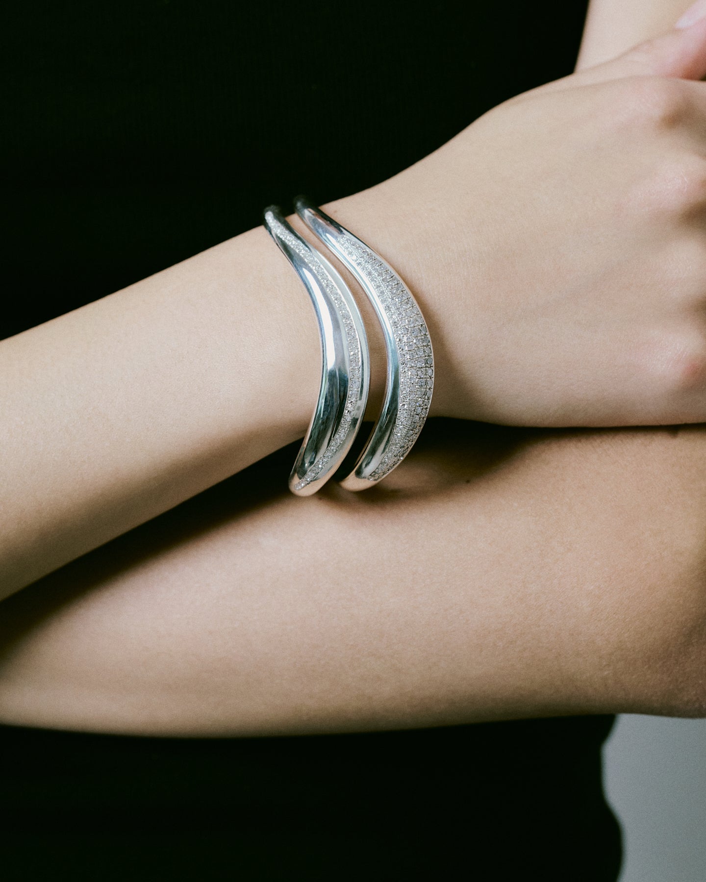 CURVY SILVER PAVÉ DIAMONDS BRACELET