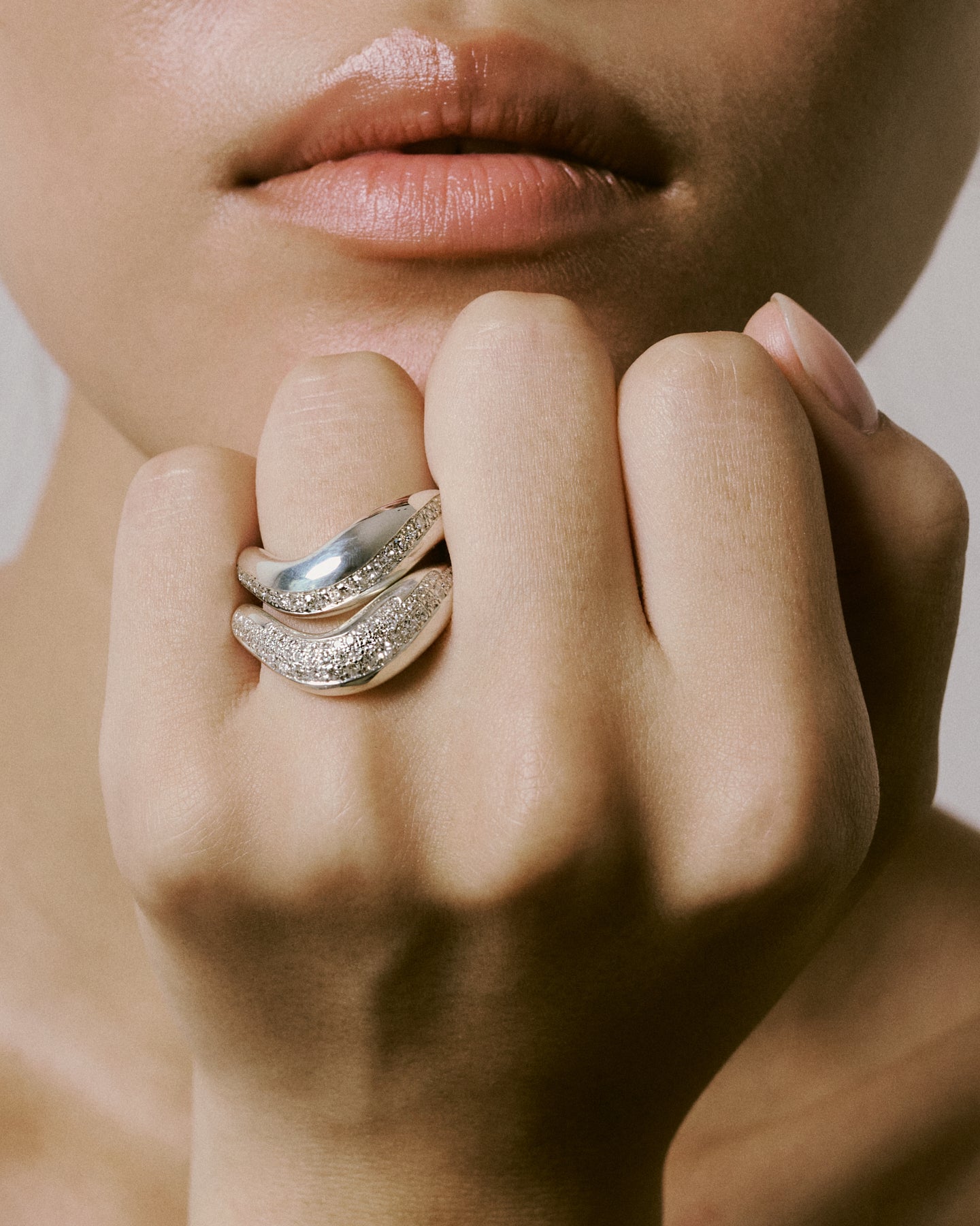 CURVY SILVER PAVÉ DIAMONDS RING