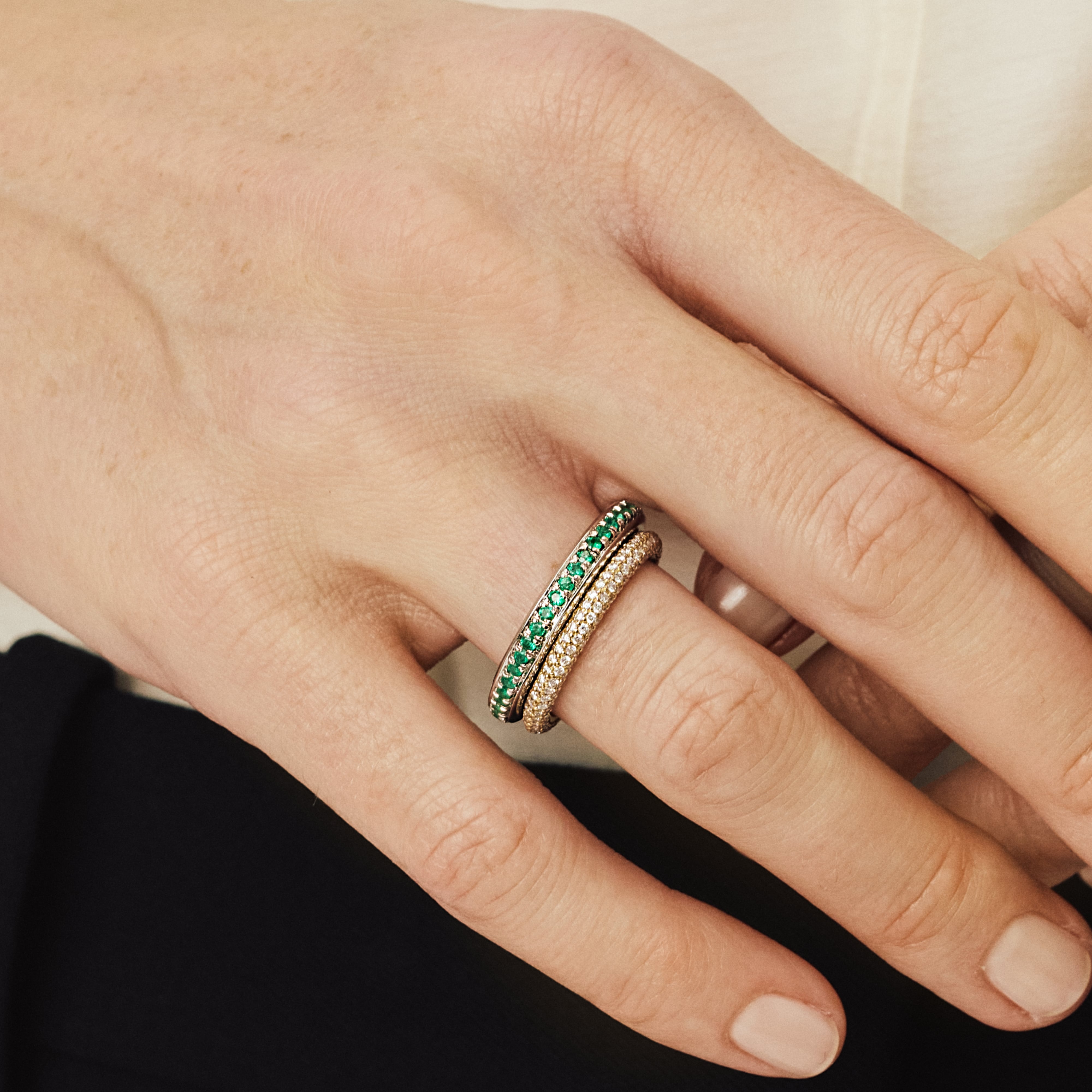 STACK ROUND RING TWO PAVÉ DIAMONDS x ROUND RING THREE EMERALDS